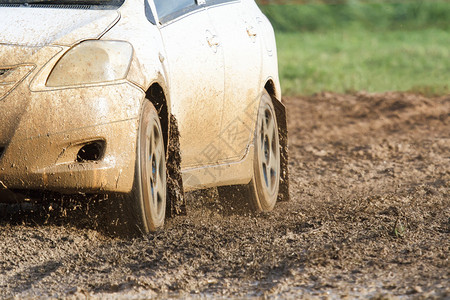 在泥泞的道路上拉力赛车图片