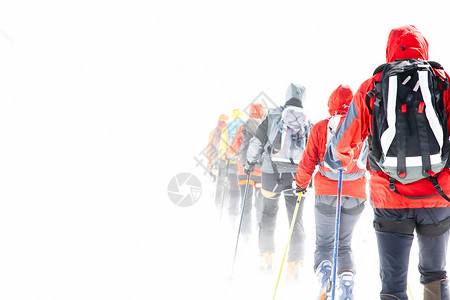 在大Verra冰川上游滑雪者高山群图片