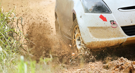 在泥泞的道路上拉力赛车图片
