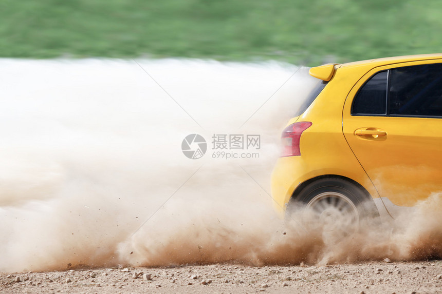 在泥土赛道的拉力赛车图片