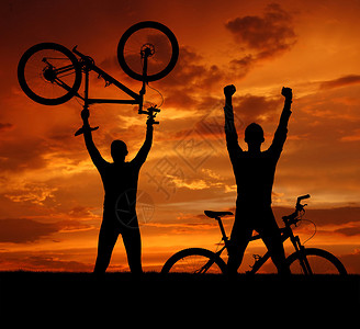 日落时两辆山上骑自行车的轮在黄图片