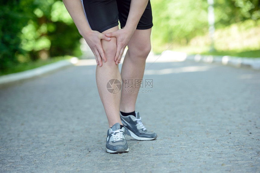 腿小或三脚手赛跑的小腿扭伤受伤概念图片