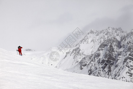 雪地在山顶切格特山俄图片