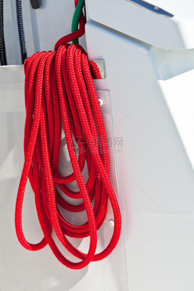 白色背景的红绳子图片