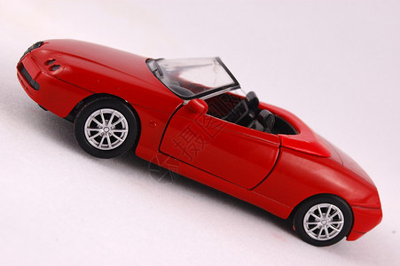 红色运动小轿车的汽车玩具图像在白色工作室图片