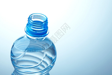 塑料水瓶特写图片