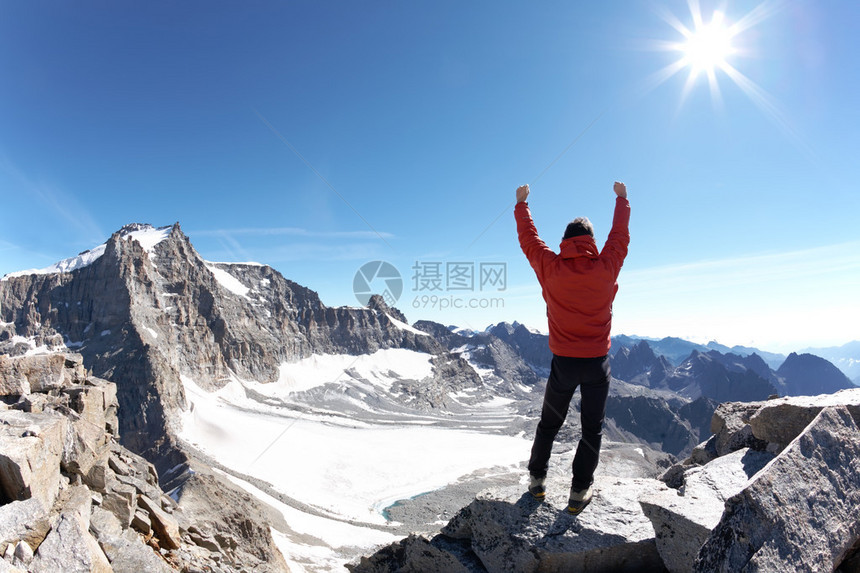 胜利的标志登山者登上山顶意大利帕拉图片