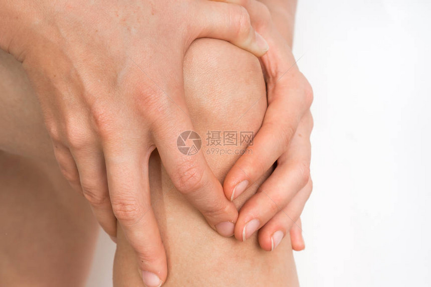 膝盖疼痛的女人抱着她的腿痛图片