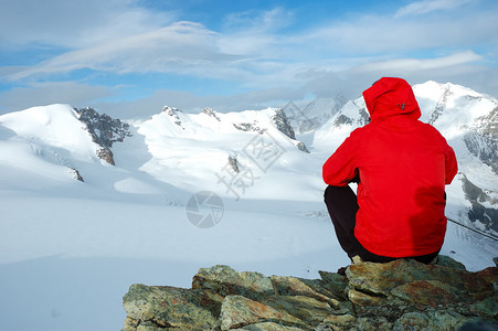 冬季登山者攀登雪峰图片