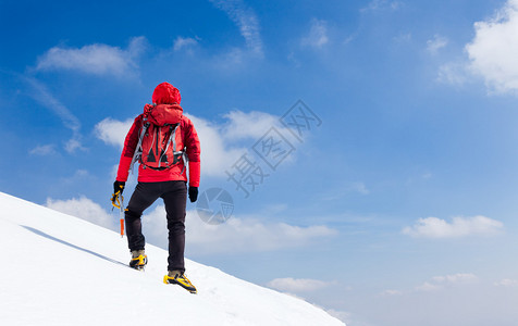 山徒沿着雪坡上山后视线西阿尔卑图片