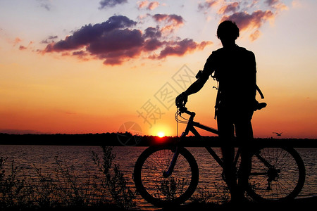 骑自行车的人欣图片