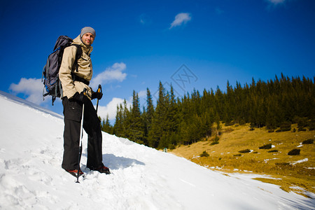 登山者在冬季徒步旅行时在雪山上图片