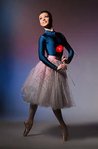 跳多色背景的芭蕾舞演员图片