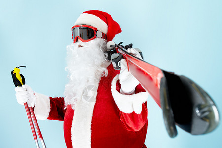 照片快乐的圣诞老人和滑雪者图片