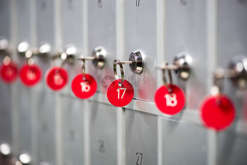 在体育更替室安装有锁钥匙和编号红色标签的金属储物柜图片