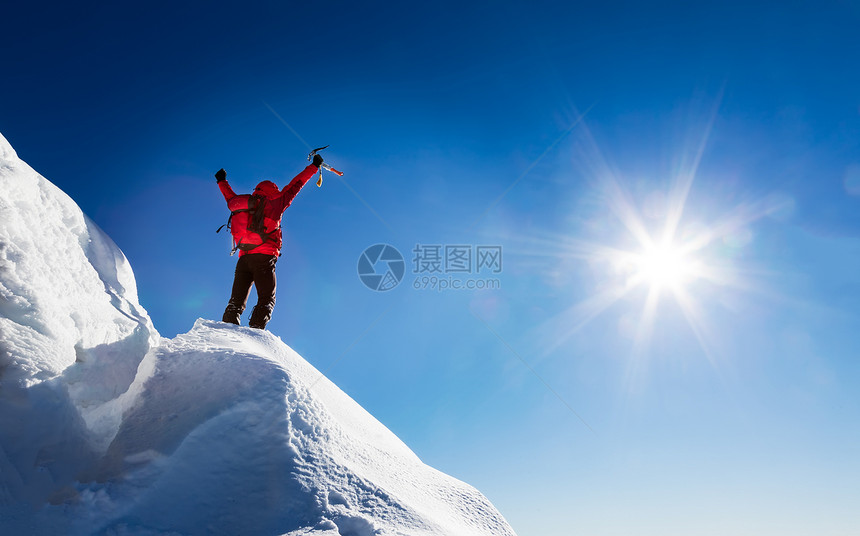 登山者庆祝登顶概念胜利成功图片