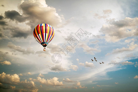 在蓝天背景的热气球图片
