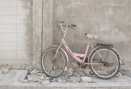 旧墙上复古的自行车图片