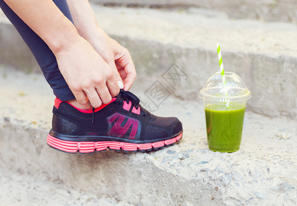 绿色脱毒滑冰杯和女在健身前穿鞋健康与健康的生活方式图片