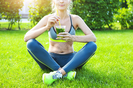 妇女在夏季日健身后在健身后饮用草药提萨内图片