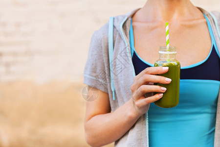 女人在夏日健身跑步锻炼后喝蔬菜冰沙健身和健康的图片