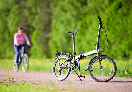 在公园的路上骑自行车图片