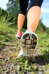 在森林中步行或跑步运动脚踏足绿草背景图片