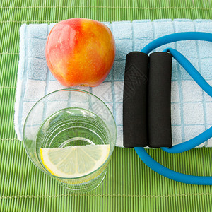 健康的生活方式概念水苹果图片
