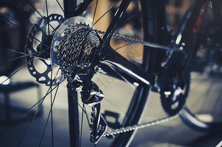 山地自行车后轮上自行车齿轮机构和链条的特写图片