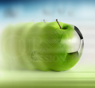 一个苹果在田间移动的抽象概念照片变成了足球图片