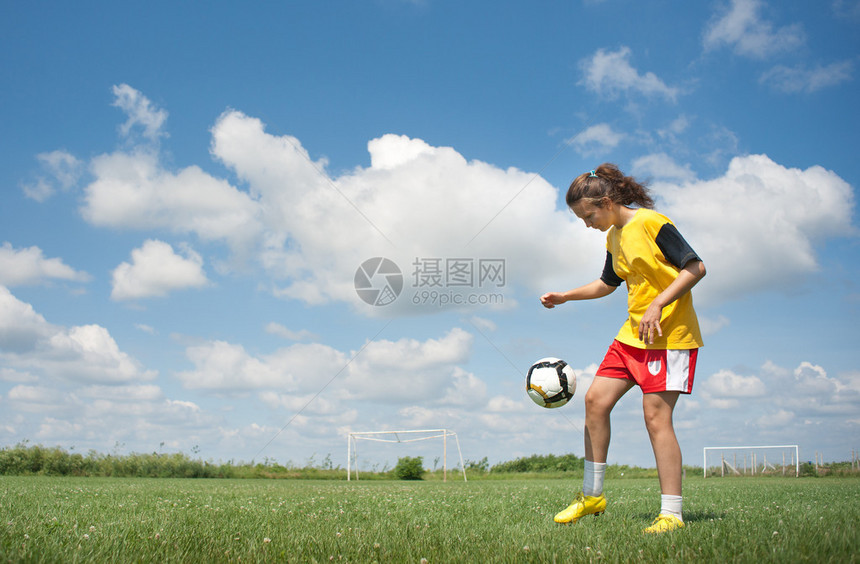 踢足球的年轻女孩图片