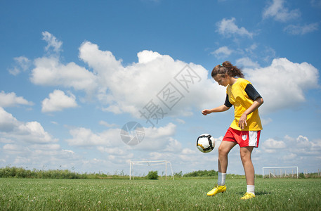 踢足球的年轻女孩图片