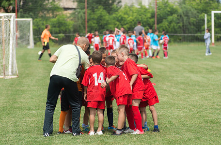一群男孩足球运动员站着图片