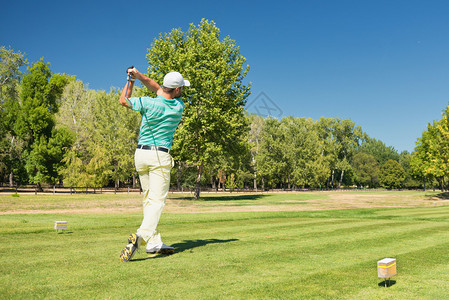 Golfer用铁棍打硬球距离图片