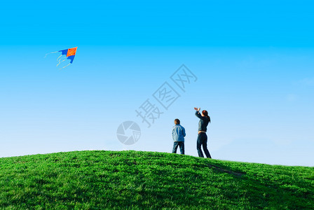 一家人在玩风筝户外家庭周末图片