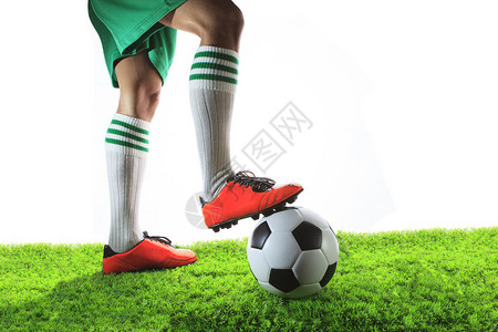 足球运动员足球运动员和足球的腿隔离在白色背景上图片