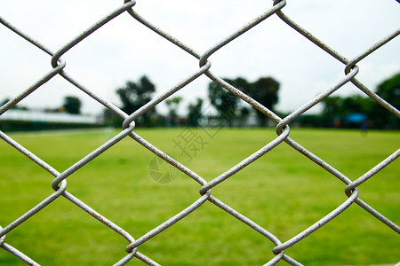 铁丝网和足球场图片