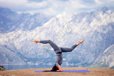在山上练瑜伽的女子早上练长图片
