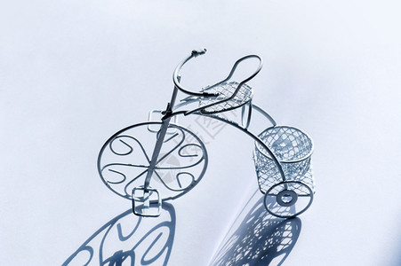 小白色装饰复古自行车图片