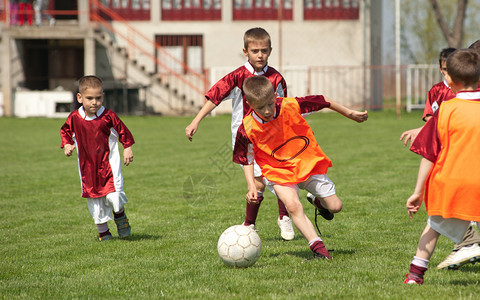 儿童在体育场足球图片