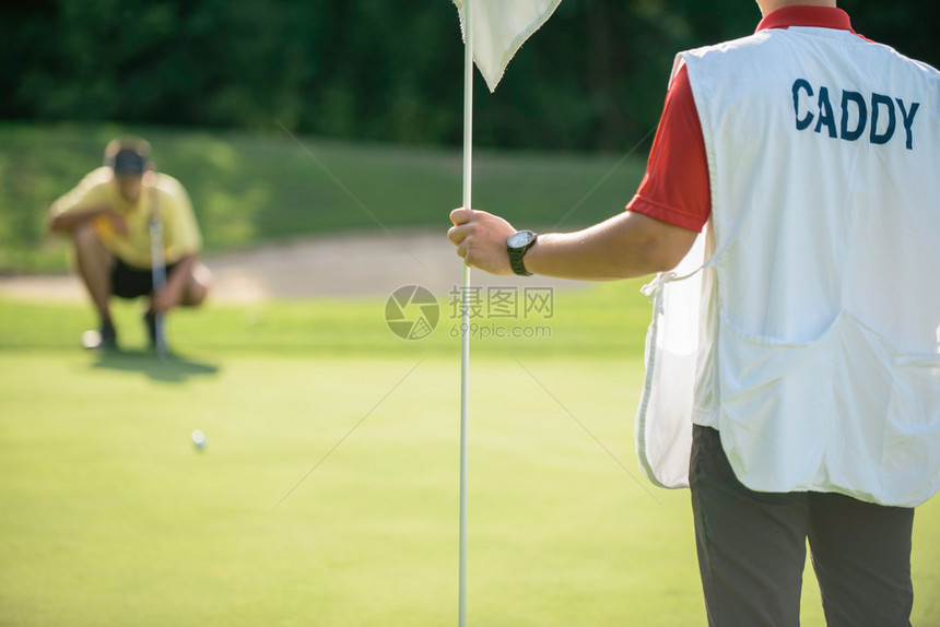 高尔夫球手从远距离推杆图片