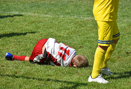 儿童足球比赛受伤图片
