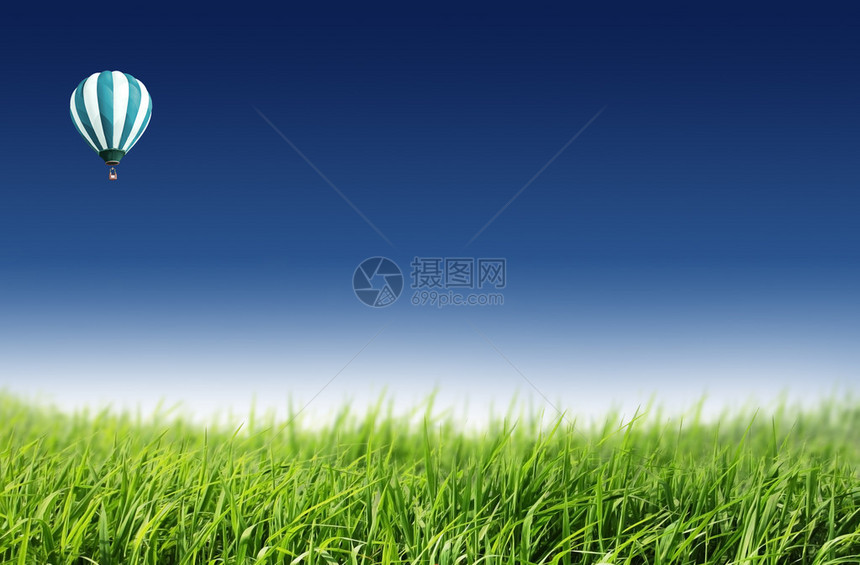 草原上蓝天上的热气球图片