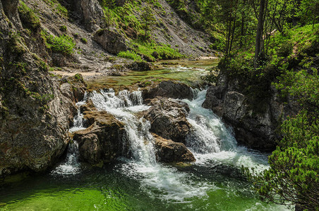 Oetcher公园的瀑布高清图片