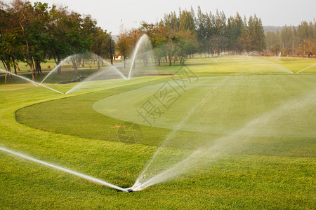 高尔夫球场的浇水系统图片