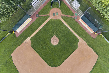 美国IL芝加哥Palatine郊区一所高中棒球钻石的图片