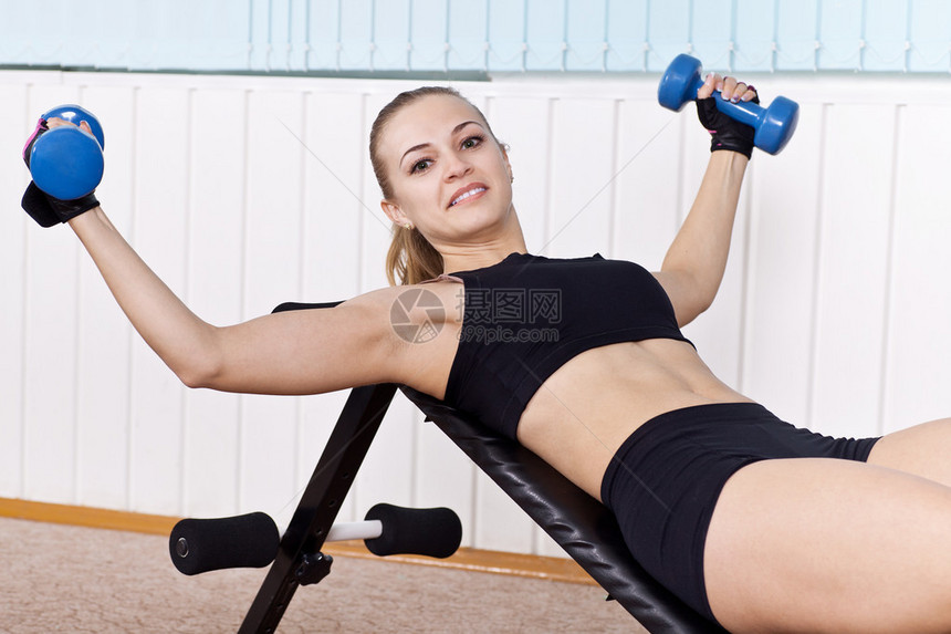锻炼胸部肌肉的特写女人图片