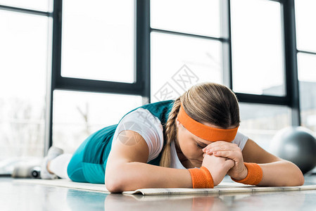 超重累女孩在健身房的图片