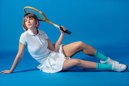 感的网球运动员坐在网球场图片