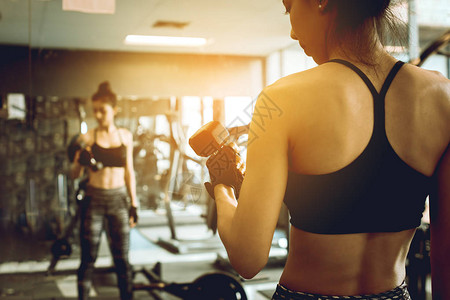 亚洲女人在健身房的镜子图片